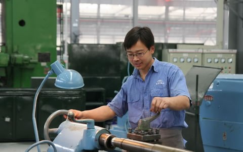 張乃艦在(zài)市車工技能(néng)大賽上奪冠(guan)