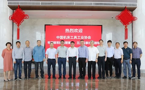 中國(guo)機床工具工(gong)業協會常務(wù)副理事長毛(mao)予鋒一行莅(li)臨杭機考察(chá)調研